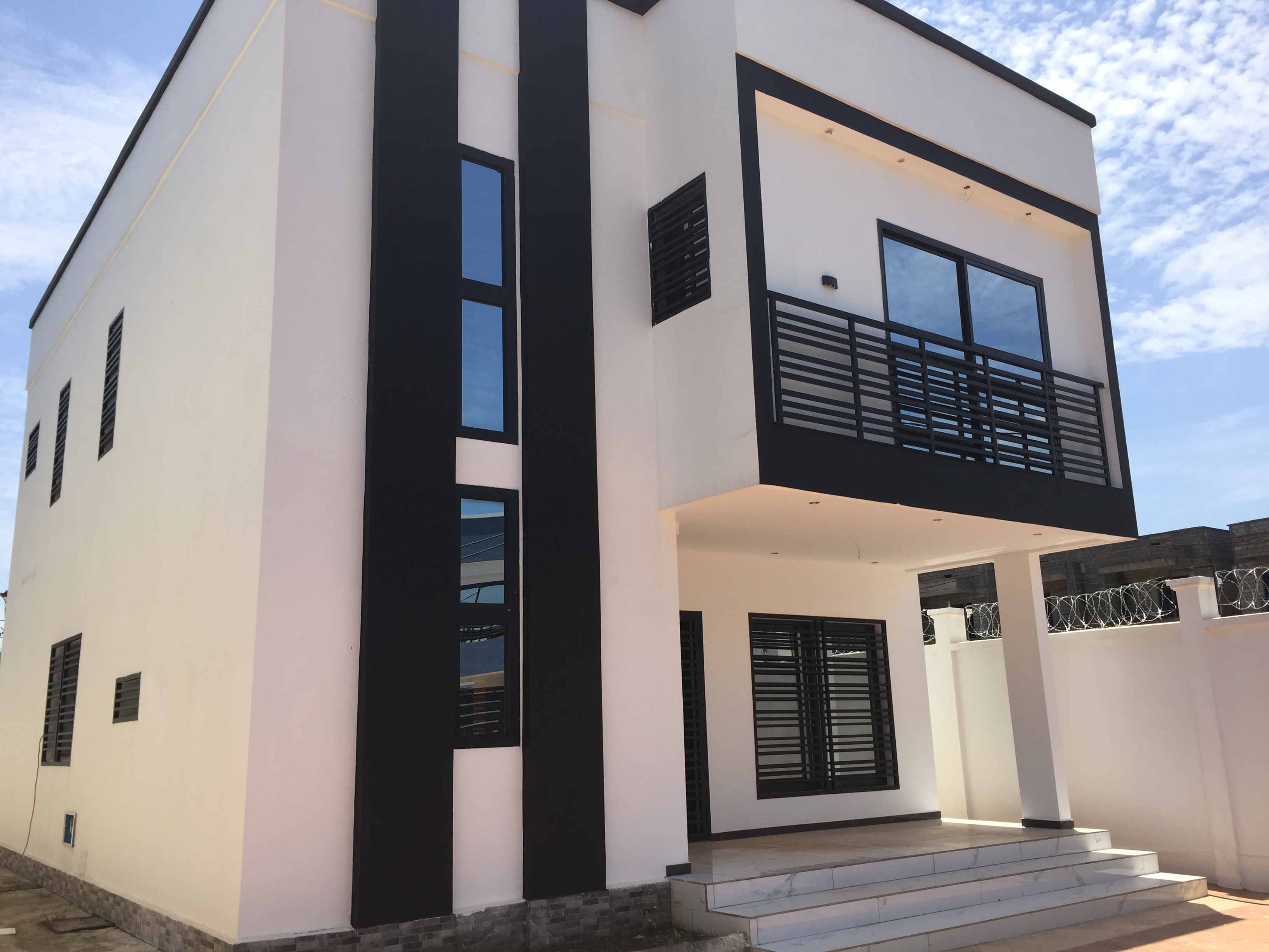 Maison (Duplex) à vendre - Yaoundé, Olembe, Derrière stade - 1 salon(s), 4 chambre(s), 4 salle(s) de bains - 100 000 000 FCFA