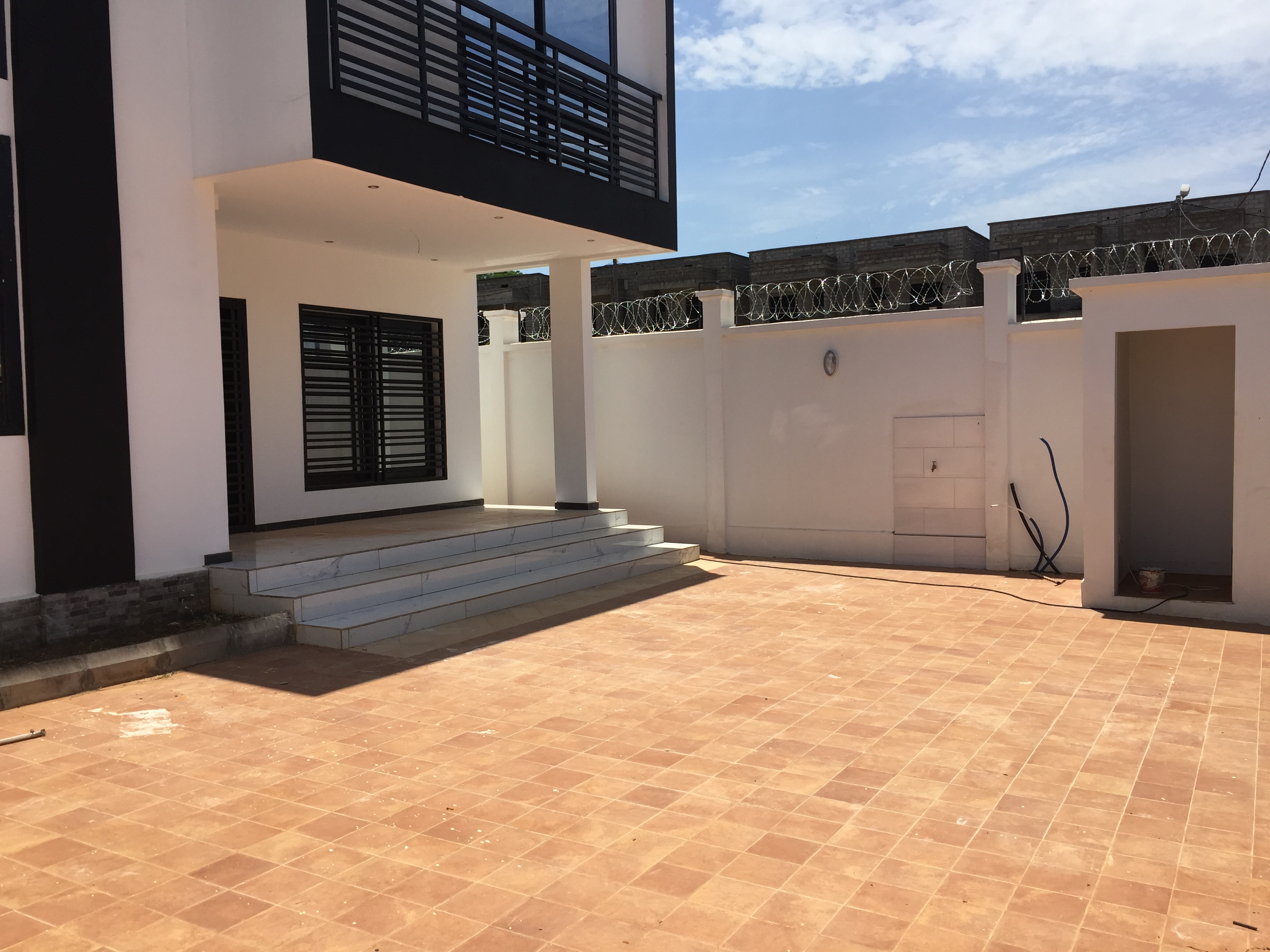 Maison (Duplex) à vendre - Yaoundé, Olembe, Derrière stade - 1 salon(s), 4 chambre(s), 4 salle(s) de bains - 100 000 000 FCFA