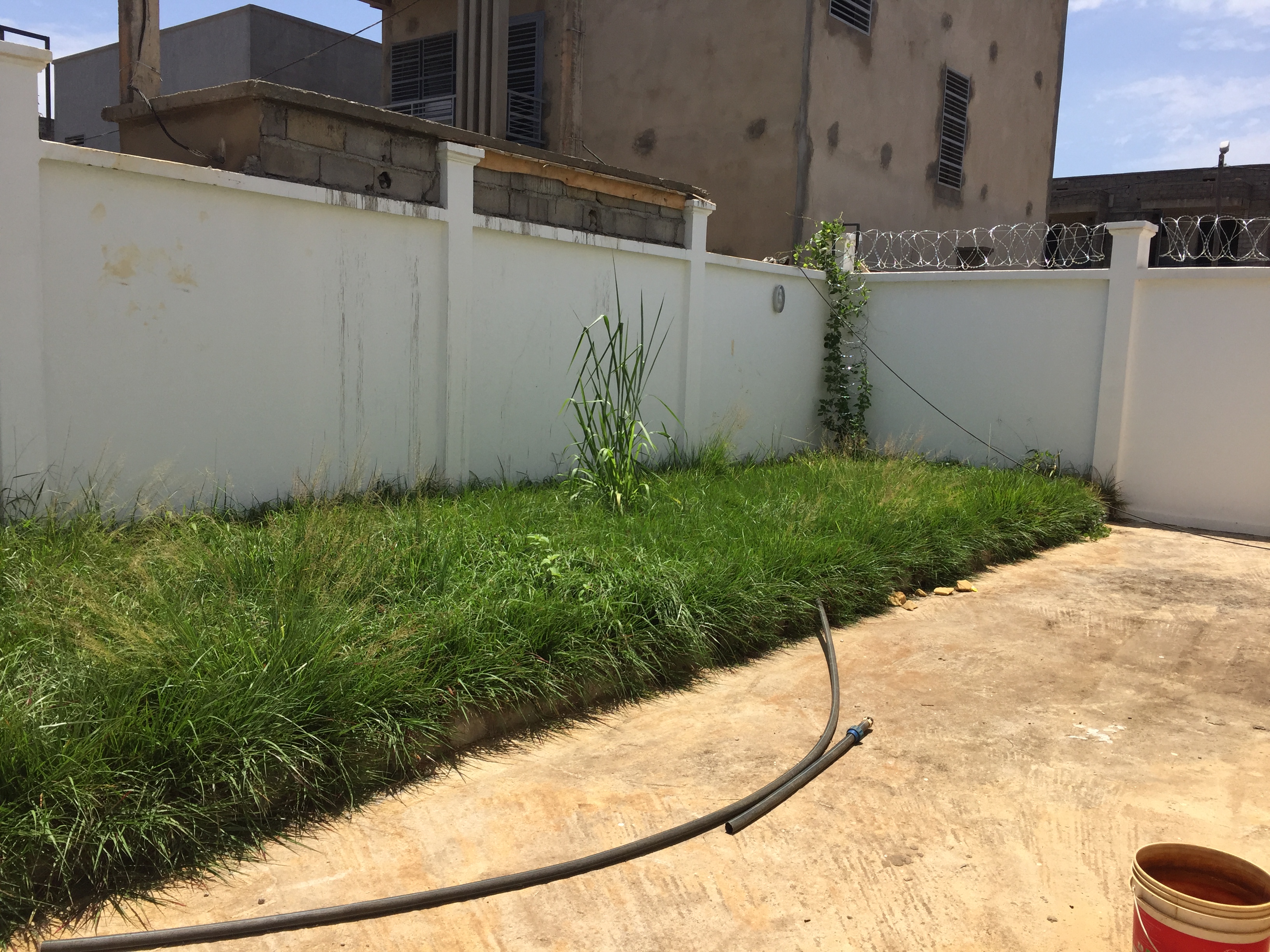 Maison (Duplex) à vendre - Yaoundé, Olembe, Derrière stade - 1 salon(s), 4 chambre(s), 4 salle(s) de bains - 100 000 000 FCFA