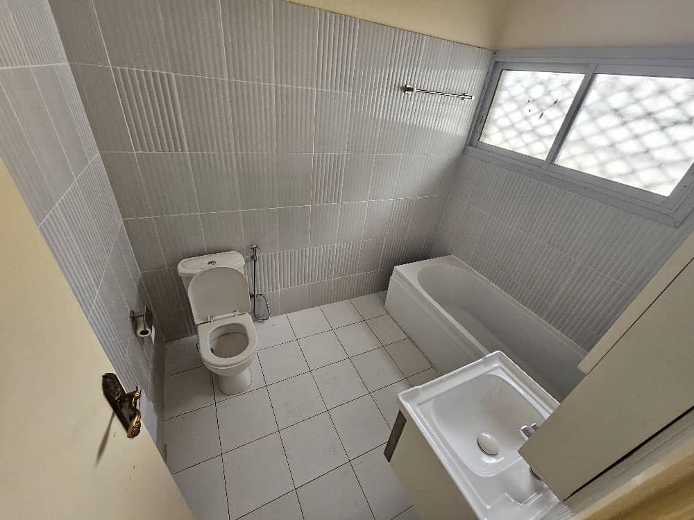 Maison (Villa) à louer - Douala, Bonapriso, Rue njo njo - 1 salon(s), 4 chambre(s), 3 salle(s) de bains - 3 000 000 FCFA / mois