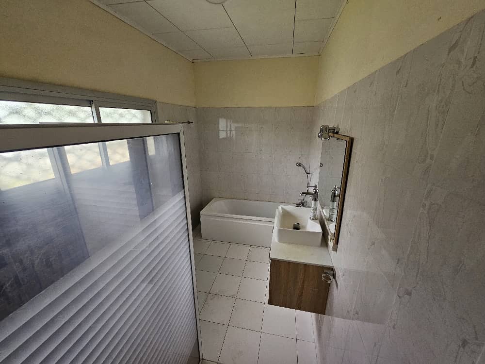 Maison (Villa) à louer - Douala, Bonapriso, Rue njo njo - 1 salon(s), 4 chambre(s), 3 salle(s) de bains - 3 000 000 FCFA / mois