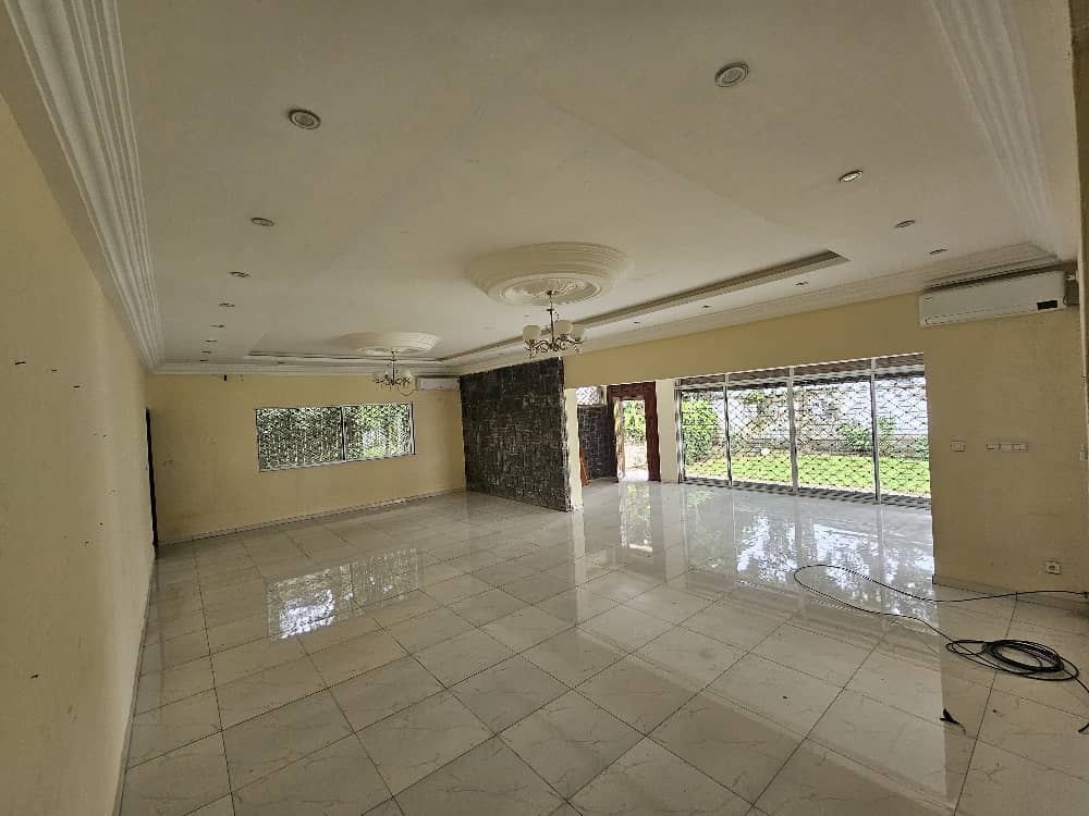 Maison (Villa) à louer - Douala, Bonapriso, Rue njo njo - 1 salon(s), 4 chambre(s), 3 salle(s) de bains - 3 000 000 FCFA / mois