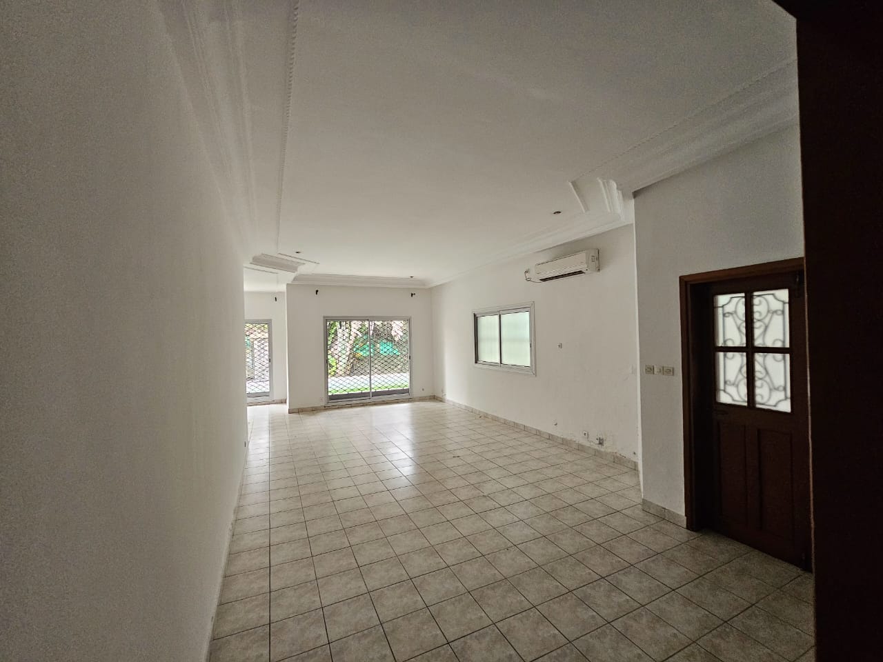 Maison (Villa) à louer - Douala, Bonapriso, 03 chambres 04 salles de bain Piscine - 1 salon(s), 3 chambre(s), 2 salle(s) de bains - 1 600 000 FCFA / mois