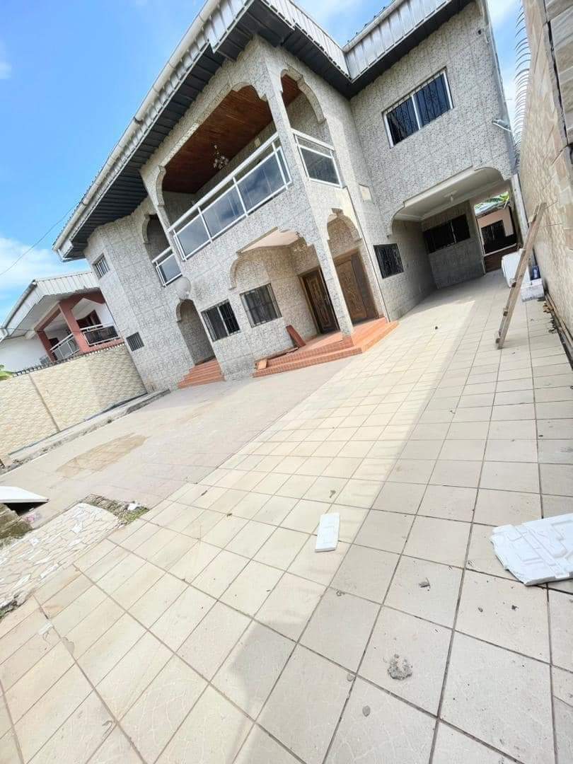 Maison (Villa) à louer - Douala, Bonamoussadi, H - 2 salon(s), 5 chambre(s), 5 salle(s) de bains - 700 000 FCFA / mois
