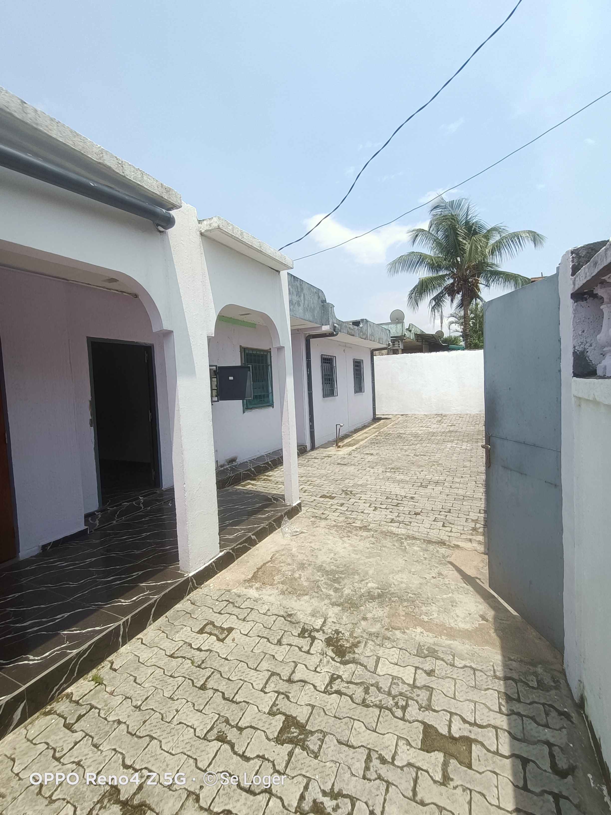 Maison (Villa) à louer - Douala, Kotto, H - 1 salon(s), 4 chambre(s), 3 salle(s) de bains - 250 000 FCFA / mois