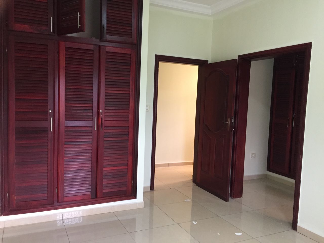 Apartment to rent - Yaoundé, Bastos, Golf - 1 living room(s), 3 bedroom(s), 4 bathroom(s) - 800 000 FCFA / month