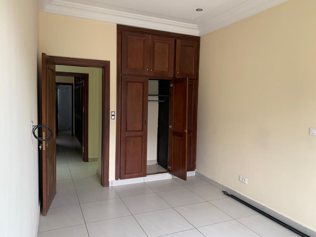 Apartment to rent - Yaoundé, Bastos, Golf - 1 living room(s), 3 bedroom(s), 4 bathroom(s) - 800 000 FCFA / month