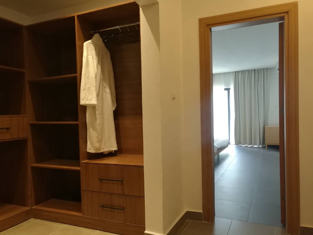 Apartment to rent - Yaoundé, Bastos, Golf - 1 living room(s), 3 bedroom(s), 4 bathroom(s) - 2 000 000 FCFA / month
