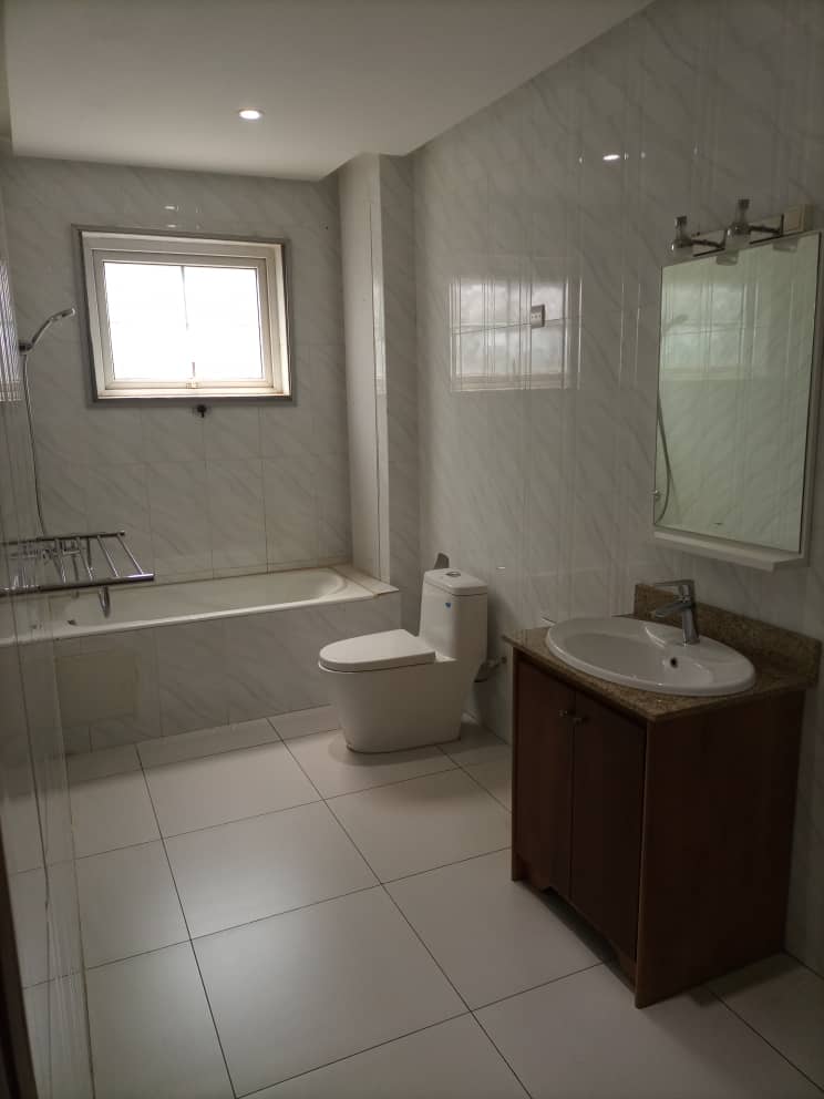 Apartment to rent - Yaoundé, Bastos, Bastos - 1 living room(s), 3 bedroom(s), 4 bathroom(s) - 1 500 000 FCFA / month
