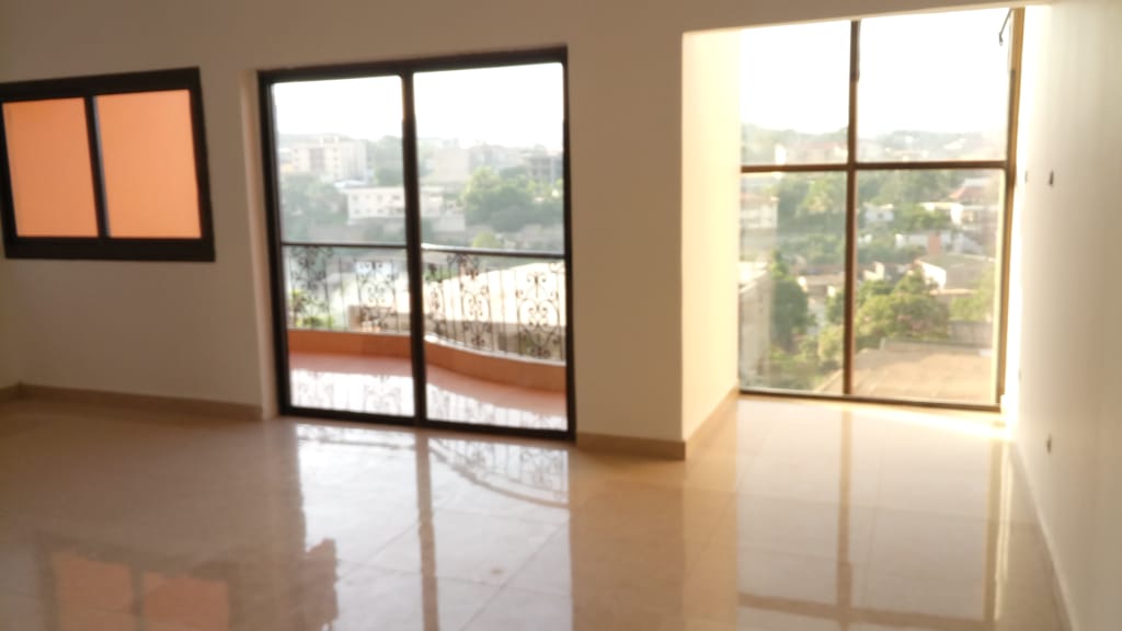 Apartment to rent - Yaoundé, Bastos, Bastos - 1 living room(s), 3 bedroom(s), 3 bathroom(s) - 850 000 FCFA / month