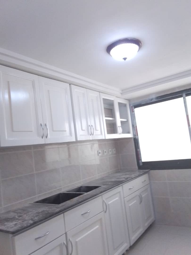 Apartment to rent - Yaoundé, Bastos, Golf vers parcours vitæ - 1 living room(s), 1 bedroom(s), 2 bathroom(s) - 350 000 FCFA / month