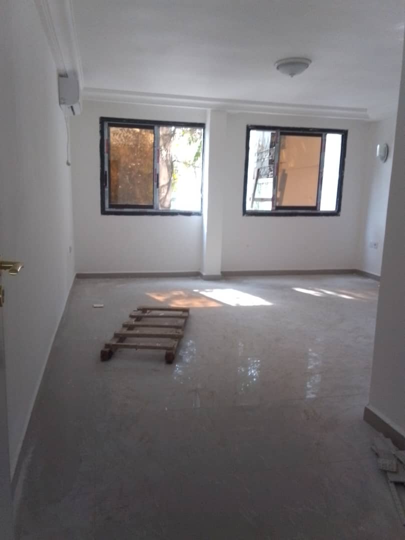 Apartment to rent - Yaoundé, Bastos, Golf vers parcours vitæ - 1 living room(s), 1 bedroom(s), 2 bathroom(s) - 350 000 FCFA / month