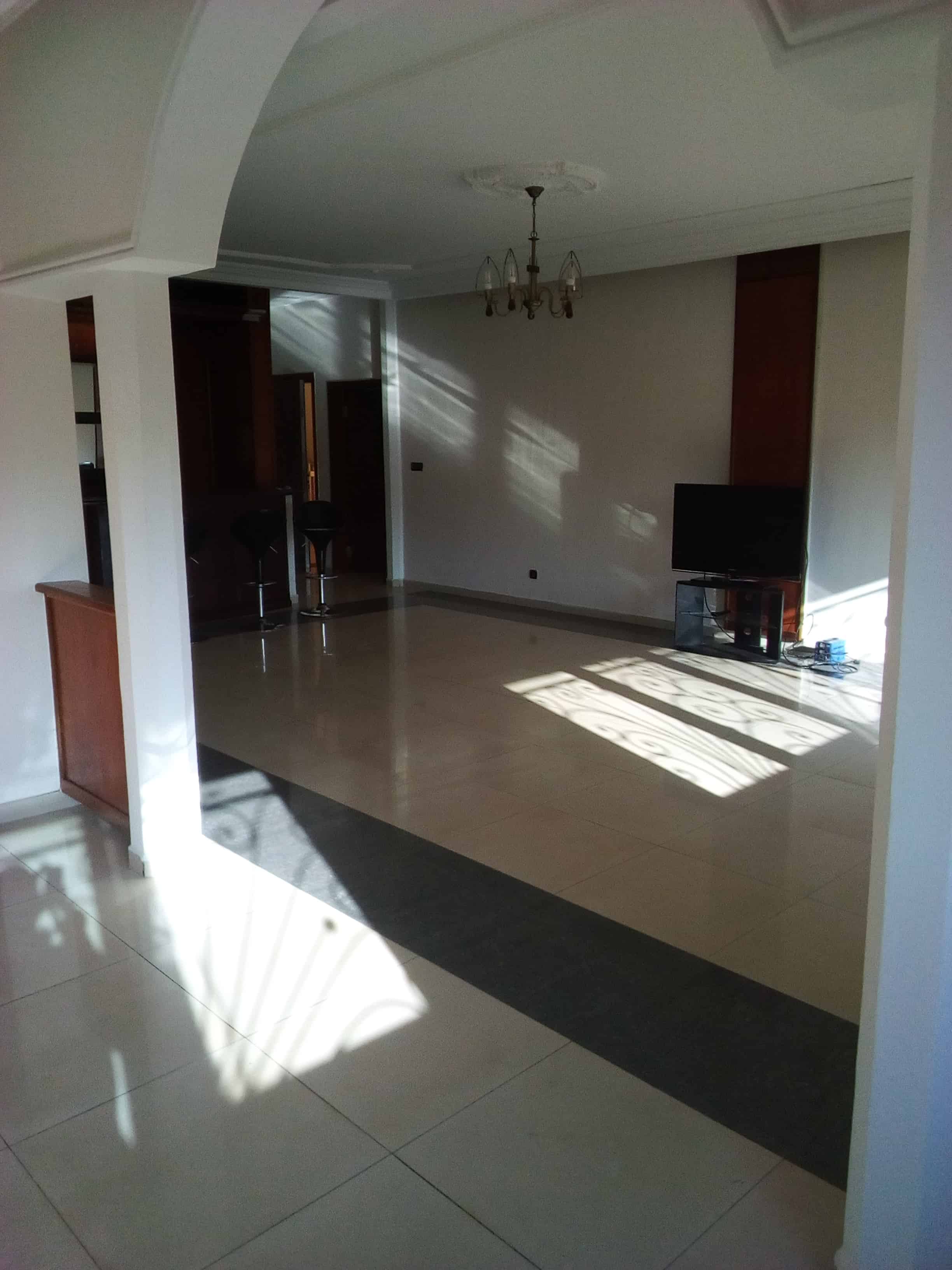 Apartment to rent - Yaoundé, Bastos, Bastos - 1 living room(s), 3 bedroom(s), 4 bathroom(s) - 1 200 000 FCFA / month