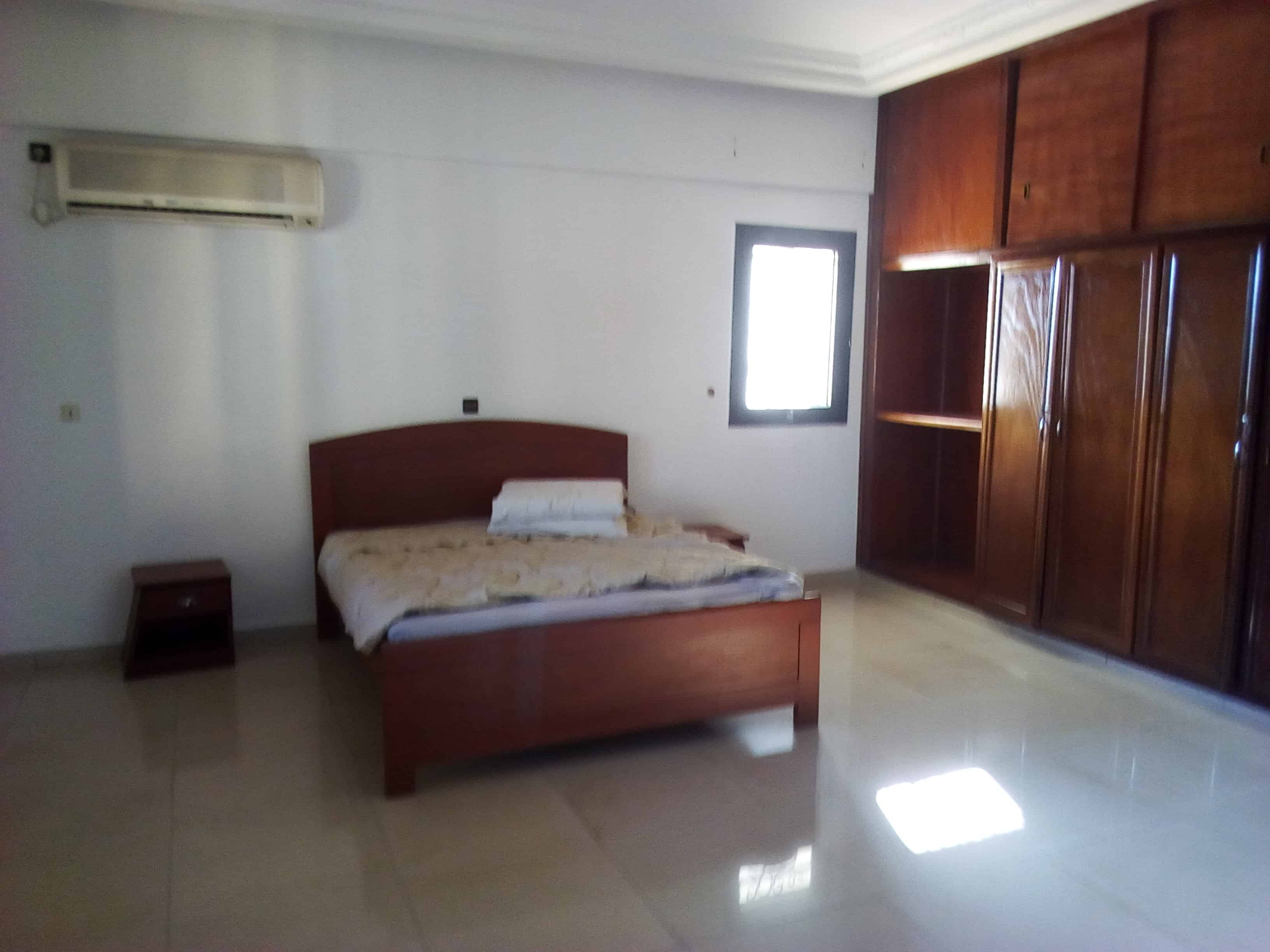 Apartment to rent - Yaoundé, Bastos, Bastos - 1 living room(s), 3 bedroom(s), 4 bathroom(s) - 1 200 000 FCFA / month