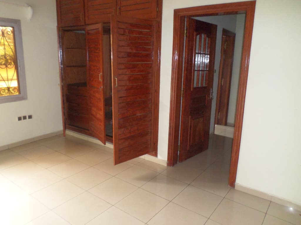 Apartment to rent - Yaoundé, Bastos, Bastos - 1 living room(s), 3 bedroom(s), 4 bathroom(s) - 600 000 FCFA / month