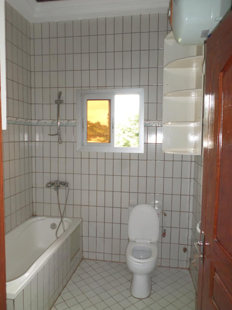 Apartment to rent - Yaoundé, Bastos, Bastos - 1 living room(s), 3 bedroom(s), 4 bathroom(s) - 600 000 FCFA / month