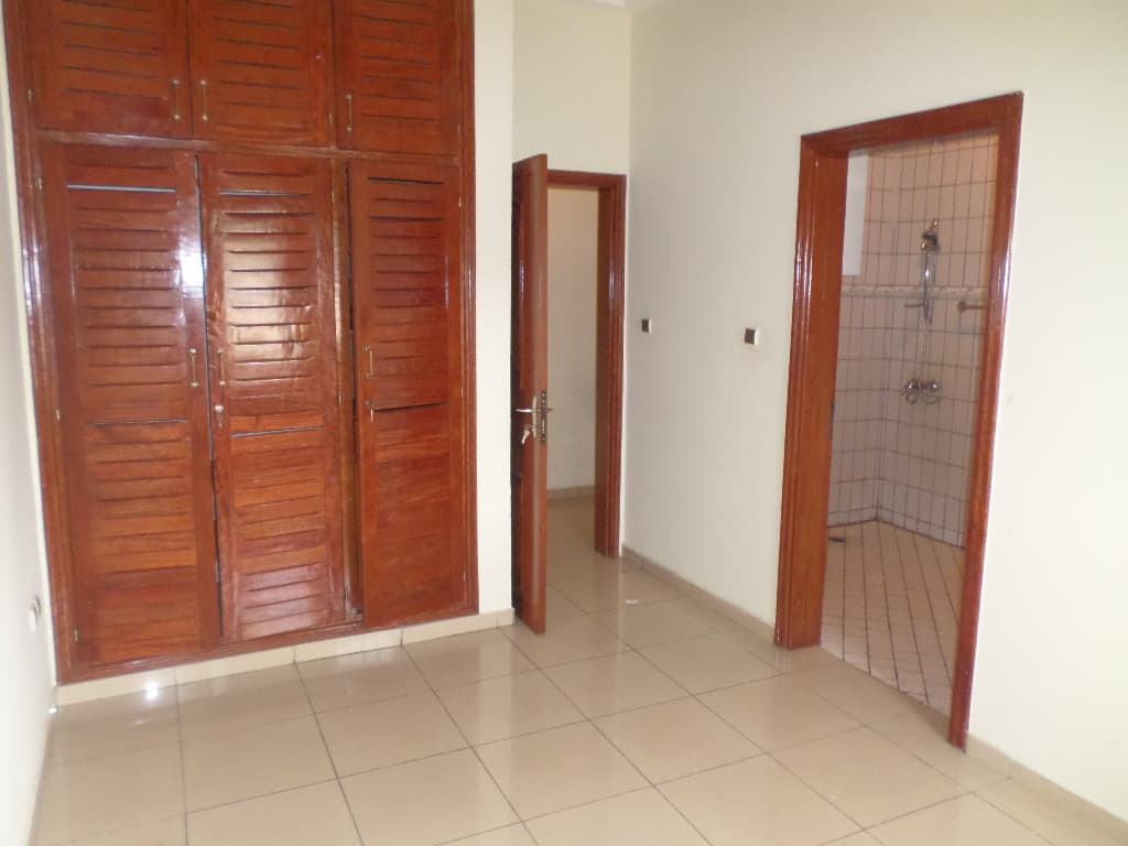 Apartment to rent - Yaoundé, Bastos, Bastos - 1 living room(s), 3 bedroom(s), 4 bathroom(s) - 600 000 FCFA / month