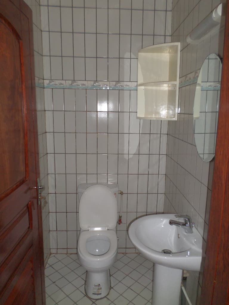 Apartment to rent - Yaoundé, Bastos, Bastos - 1 living room(s), 3 bedroom(s), 4 bathroom(s) - 600 000 FCFA / month