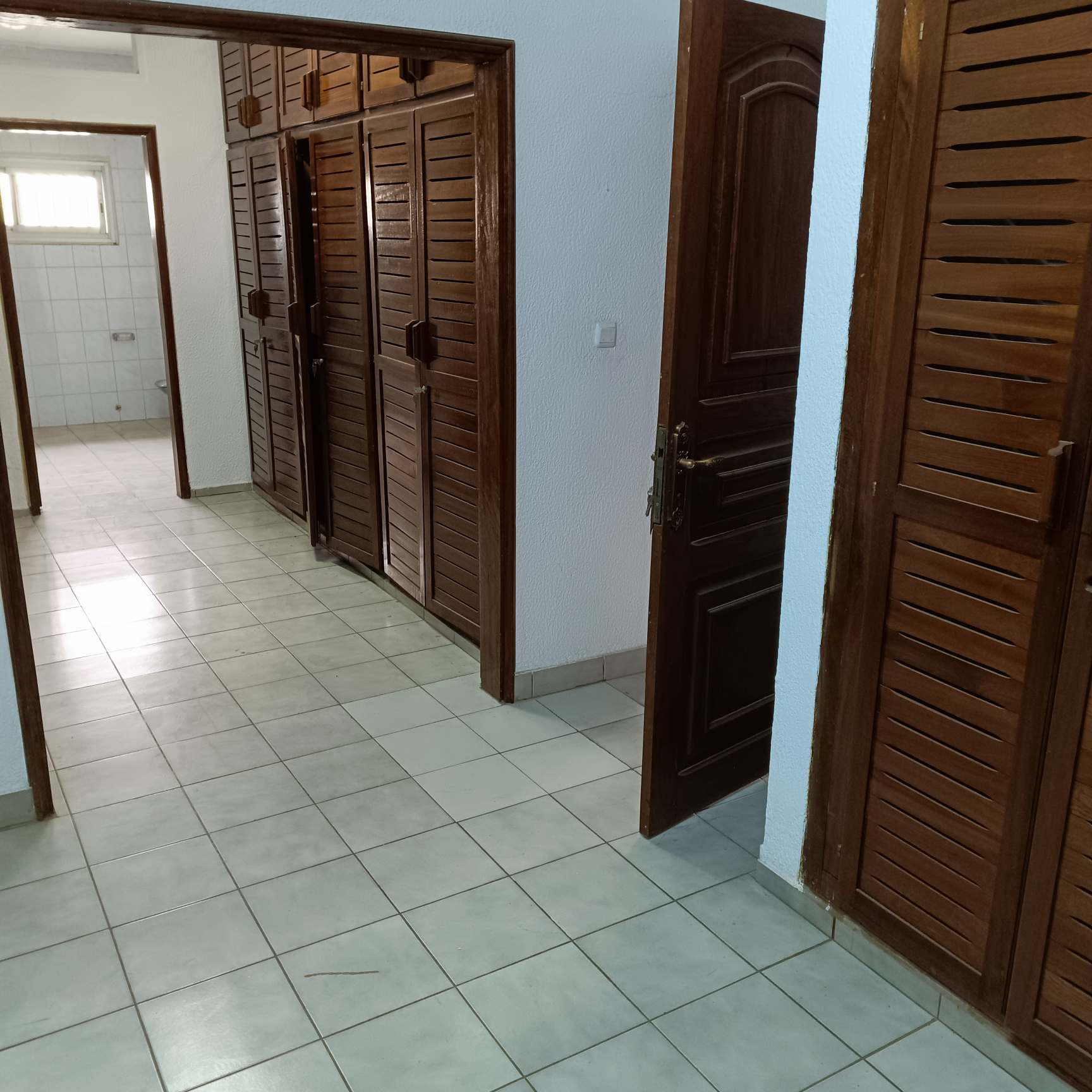 Bureau à louer à Yaoundé, Bastos, Dragage - 1000 m2 - 2 000 000 FCFA