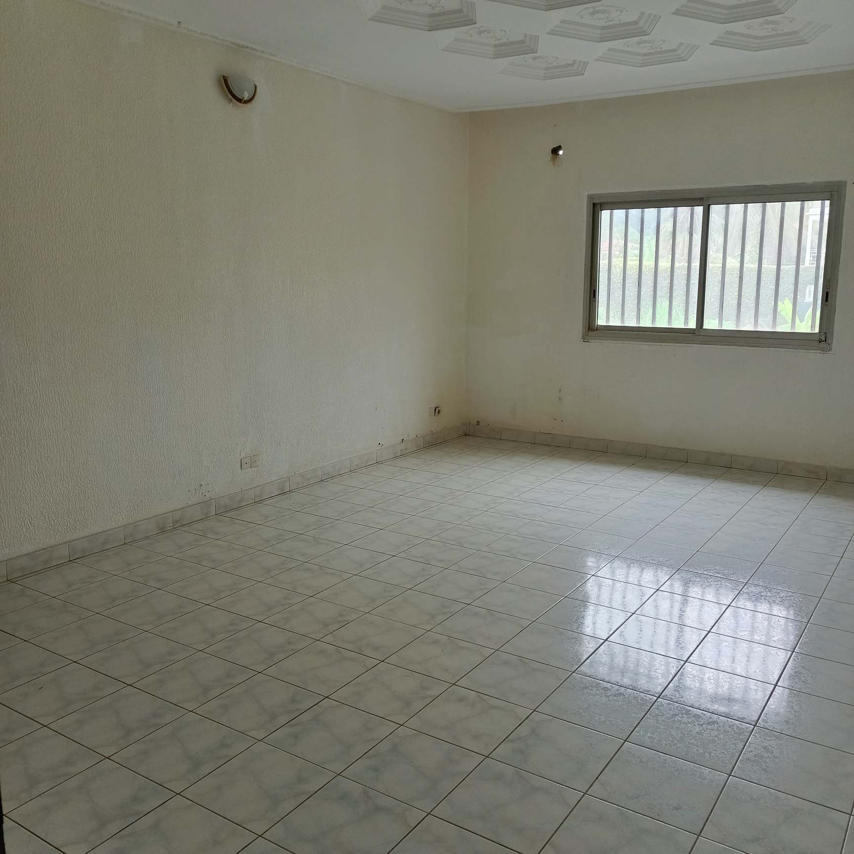 Bureau à louer à Yaoundé, Bastos, Dragage - 1000 m2 - 2 000 000 FCFA