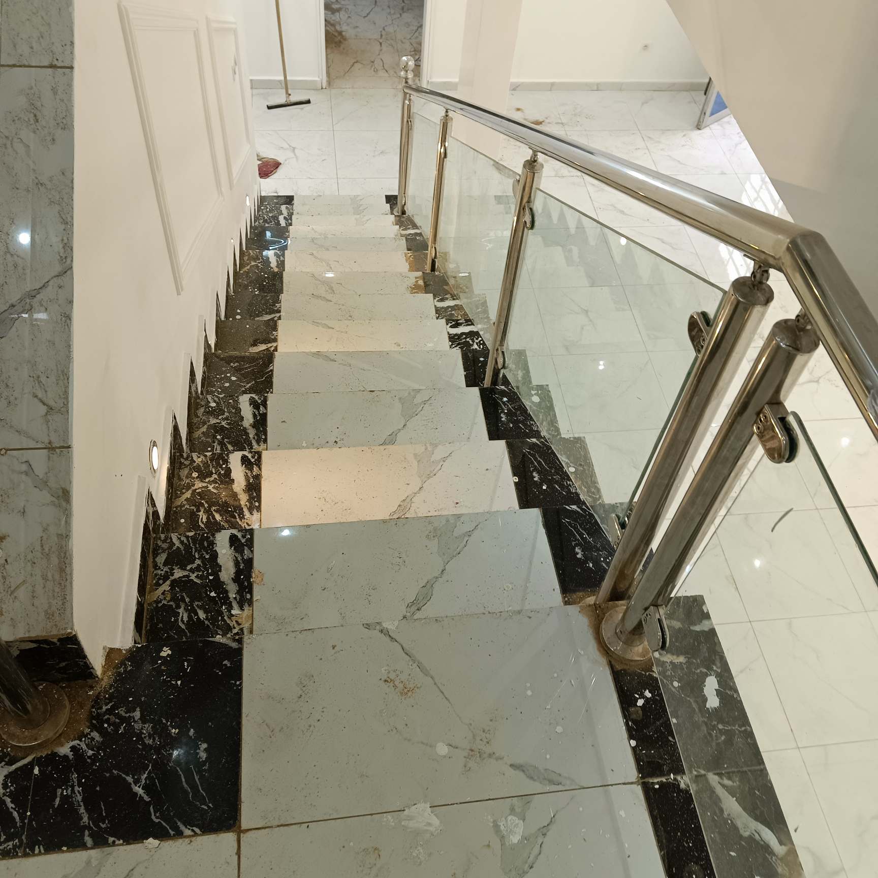 Maison (Duplex) à vendre - Yaoundé, Bastos, Golf (Duplex avec piscine hammam) - 2 salon(s), 4 chambre(s), 5 salle(s) de bains - 350 000 000 FCFA