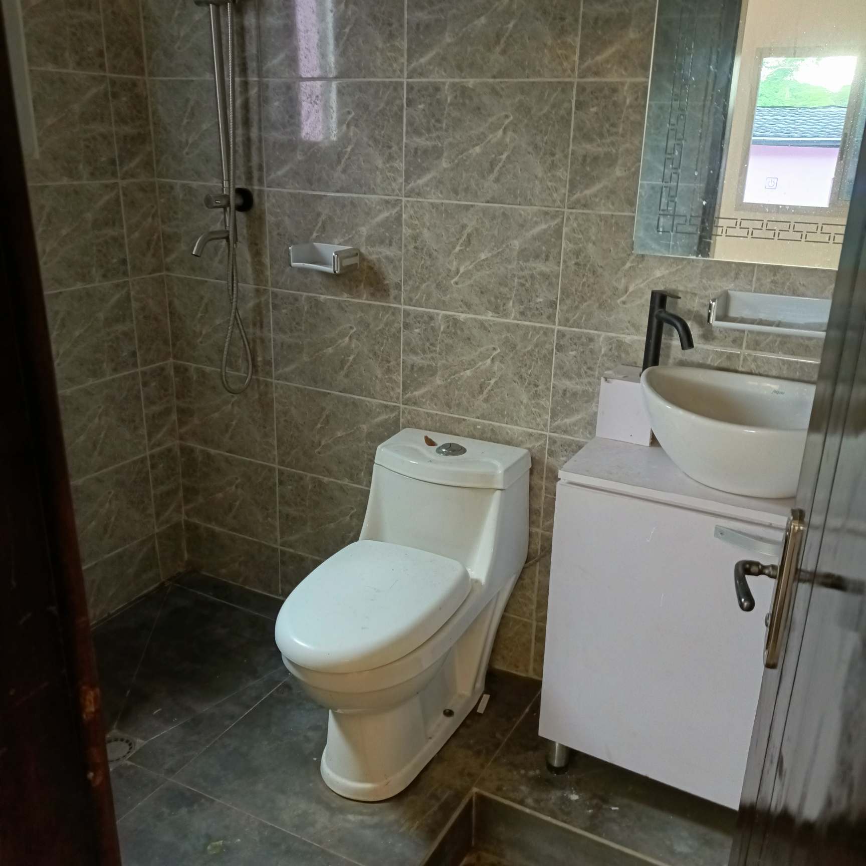 Maison (Duplex) à vendre - Yaoundé, Bastos, Golf (Duplex avec piscine hammam) - 2 salon(s), 4 chambre(s), 5 salle(s) de bains - 350 000 000 FCFA