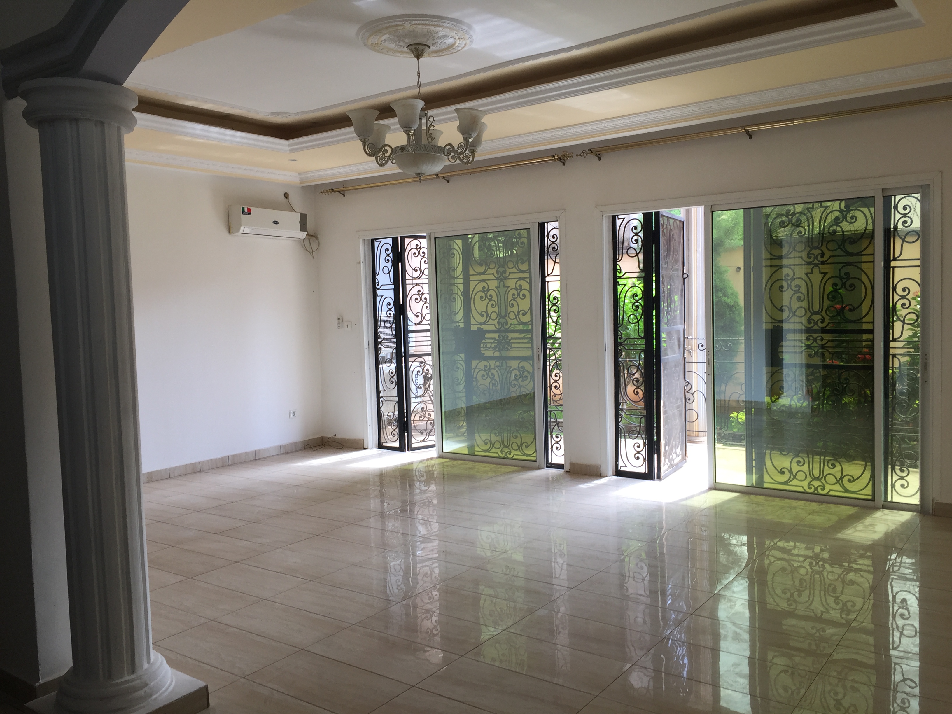 Apartment to rent - Yaoundé, Bastos, Bastos centre - 1 living room(s), 3 bedroom(s), 3 bathroom(s) - 700 000 FCFA / month