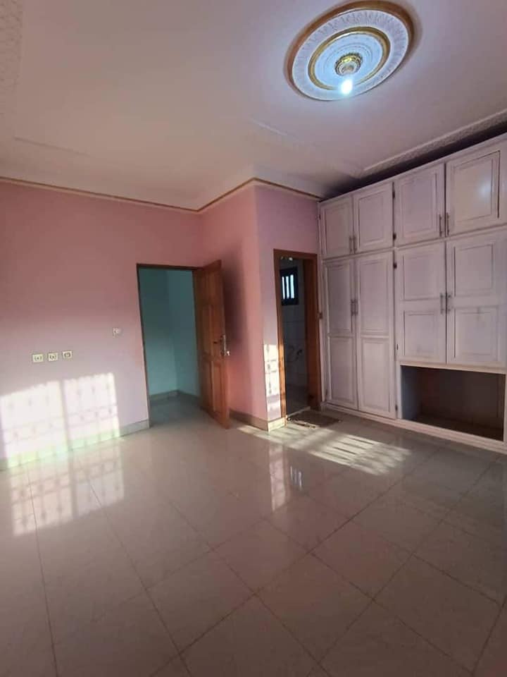 Apartment to rent - Yaoundé, Damas, damas - 1 living room(s), 3 bedroom(s), 3 bathroom(s) - 230 000 FCFA / month