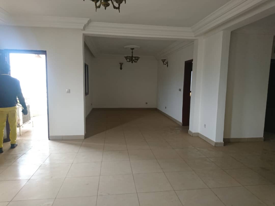 Apartment to rent - Yaoundé, Bastos, Accès facile - 1 living room(s), 3 bedroom(s), 3 bathroom(s) - 550 000 FCFA / month