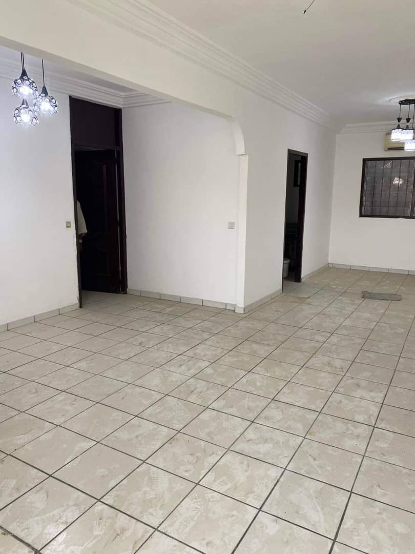 Maison (Villa) à louer - Douala, Kotto, H - 1 salon(s), 4 chambre(s), 3 salle(s) de bains - 300 000 FCFA / mois