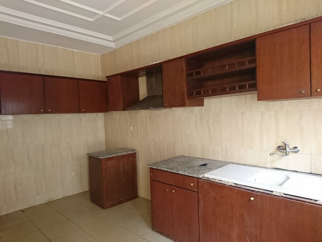 Apartment to rent - Yaoundé, Bastos, Golf - 1 living room(s), 3 bedroom(s), 3 bathroom(s) - 750 000 FCFA / month