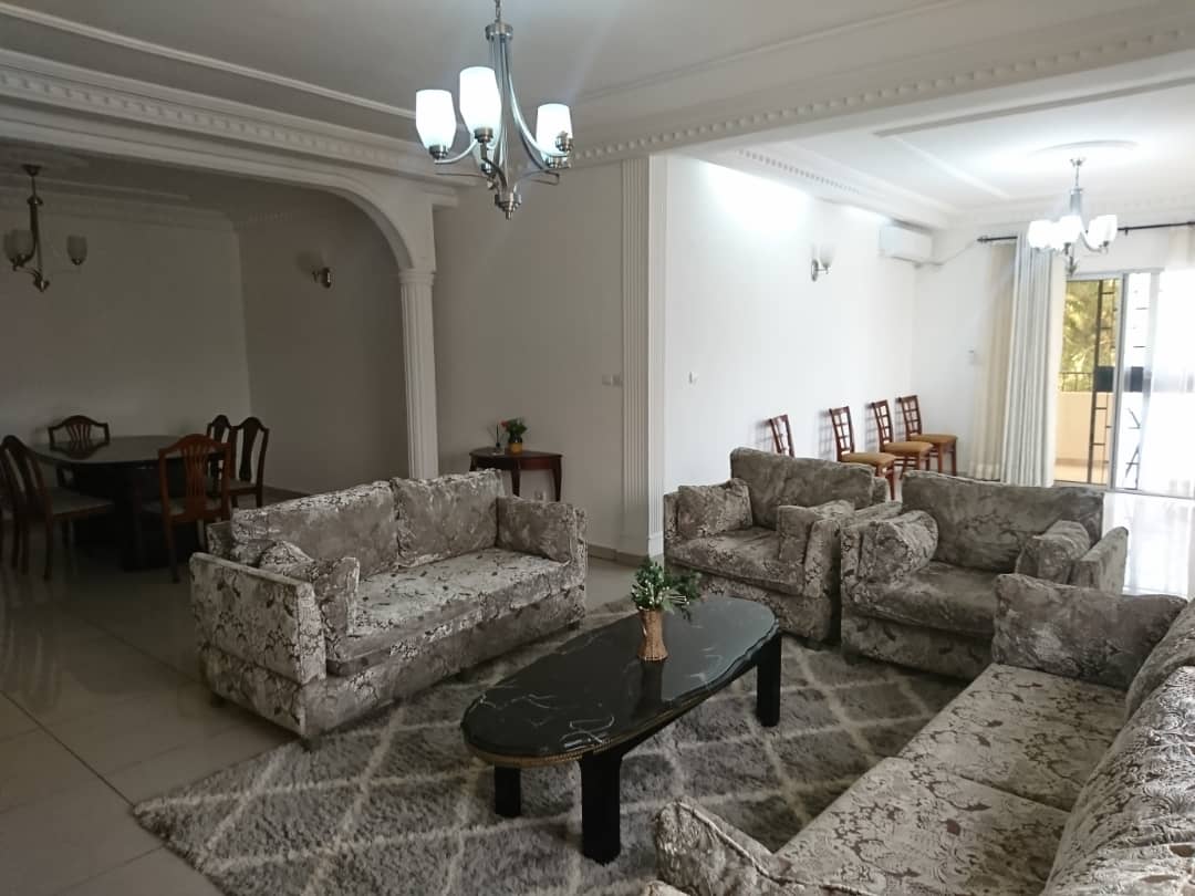 Apartment to rent - Yaoundé, Bastos, Golf - 2 living room(s), 3 bedroom(s), 4 bathroom(s) - 800 000 FCFA / month