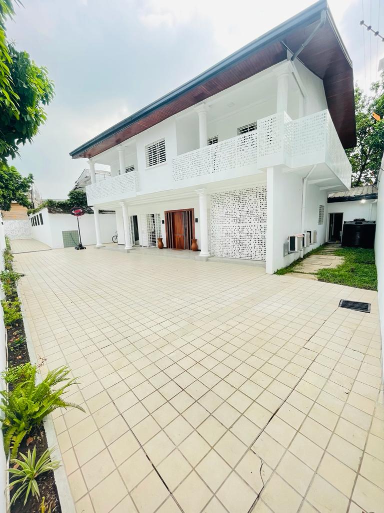 Maison (Duplex) à louer - Douala, Bonapriso, H - 1 salon(s), 5 chambre(s), 4 salle(s) de bains - 3 000 000 FCFA / mois