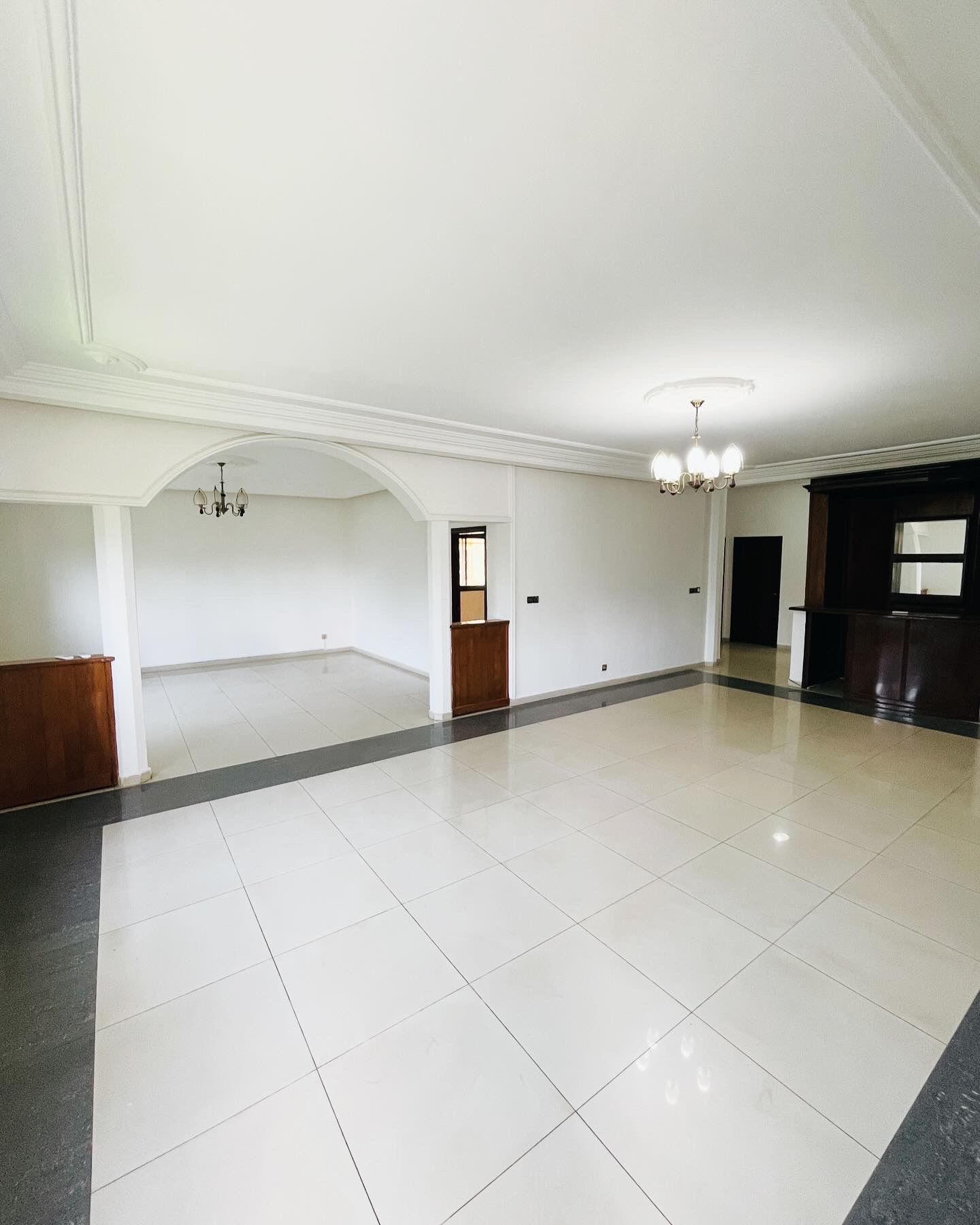 Apartment to rent - Yaoundé, Bastos, Carrefour - 1 living room(s), 3 bedroom(s), 2 bathroom(s) - 1 000 000 FCFA / month