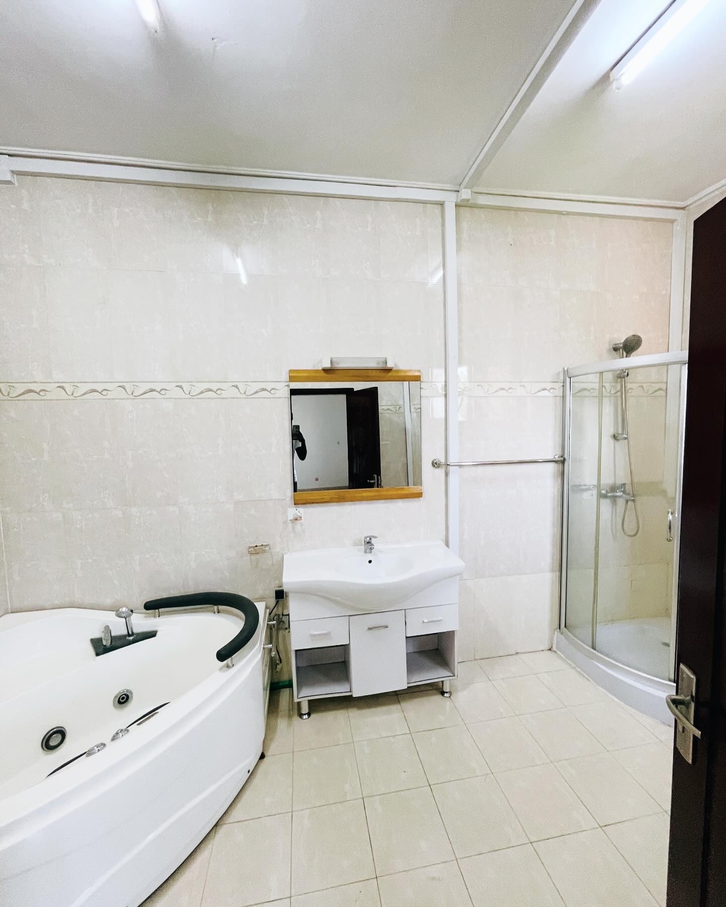 Apartment to rent - Yaoundé, Bastos, Carrefour - 1 living room(s), 3 bedroom(s), 2 bathroom(s) - 1 000 000 FCFA / month