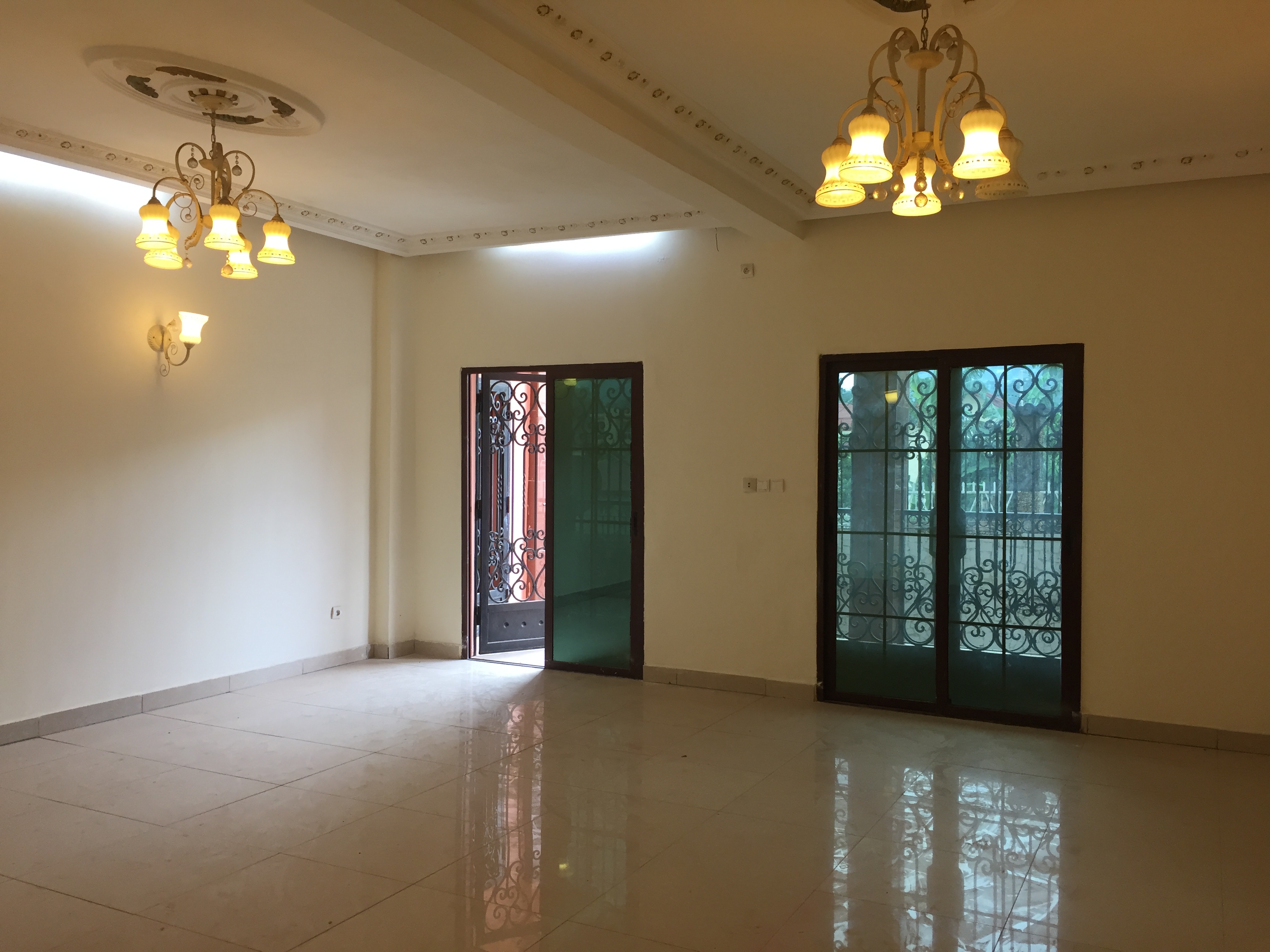 Apartment to rent - Yaoundé, Bastos, Bastos centre - 1 living room(s), 3 bedroom(s), 3 bathroom(s) - 600 000 FCFA / month