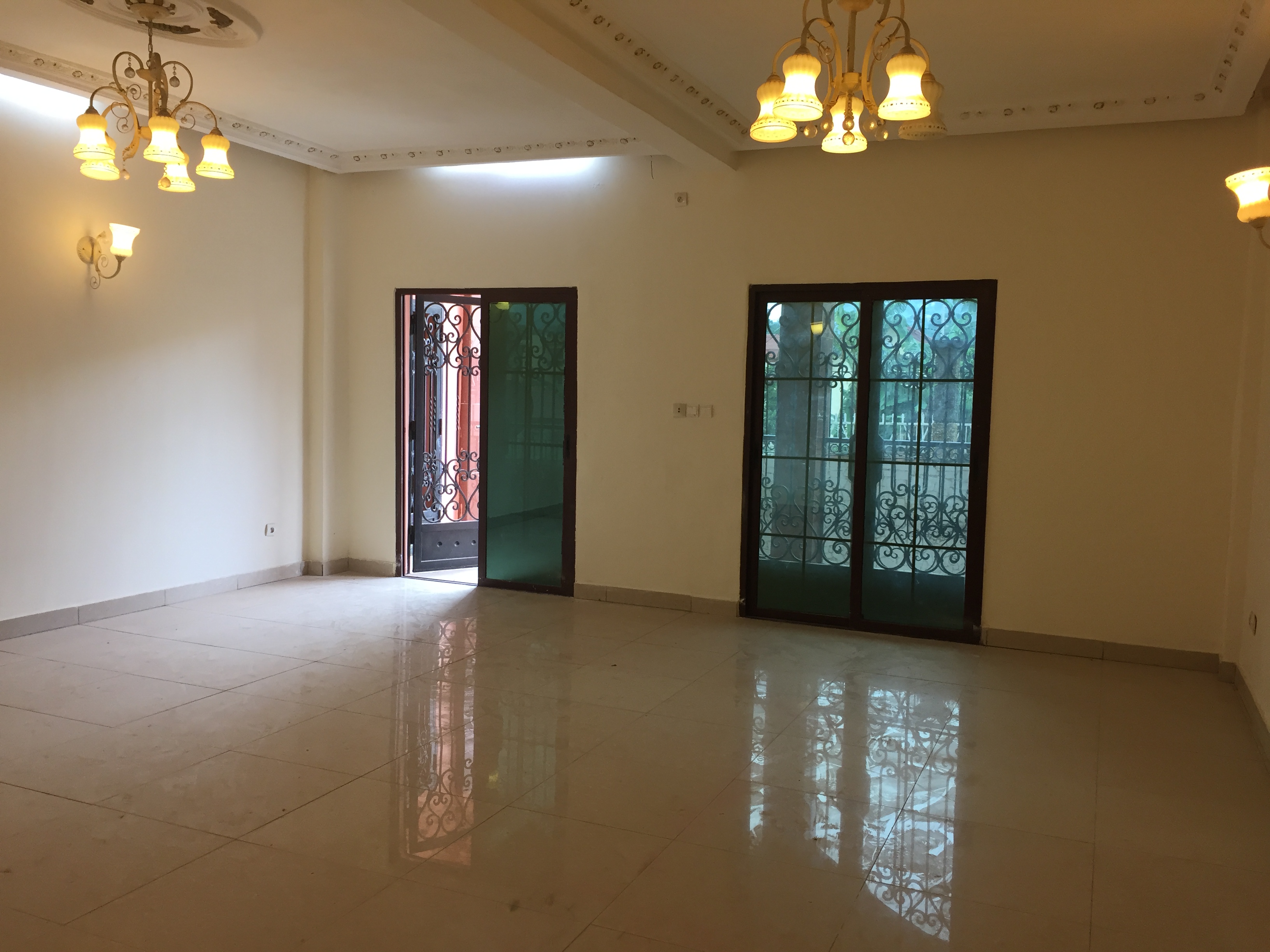 Apartment to rent - Yaoundé, Bastos, Bastos centre - 1 living room(s), 3 bedroom(s), 3 bathroom(s) - 600 000 FCFA / month