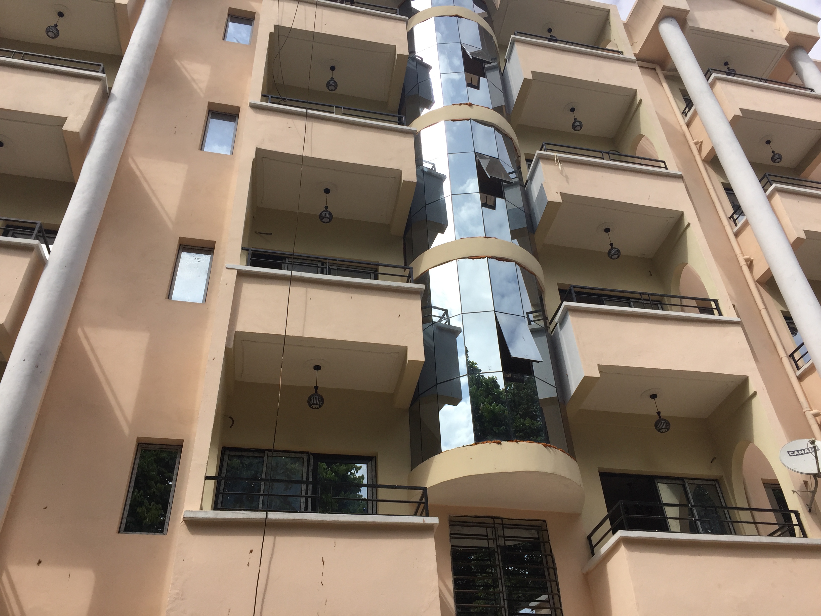 Apartment to rent - Yaoundé, Bastos, Bastos centre - 1 living room(s), 2 bedroom(s), 2 bathroom(s) - 350 000 FCFA / month