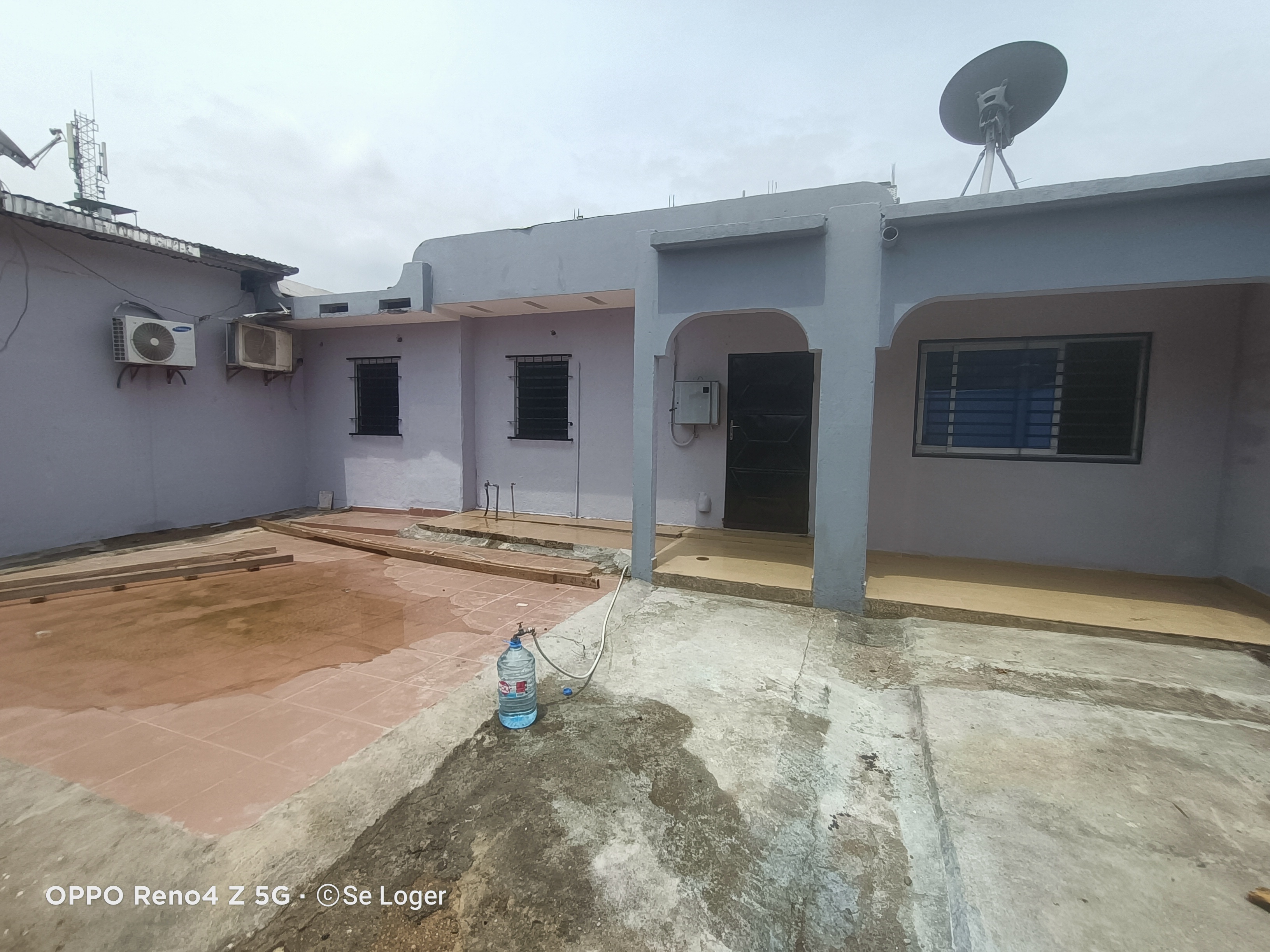 Maison (Villa) à louer - Douala, Makepe, H - 1 salon(s), 3 chambre(s), 2 salle(s) de bains - 3 000 000 FCFA / mois