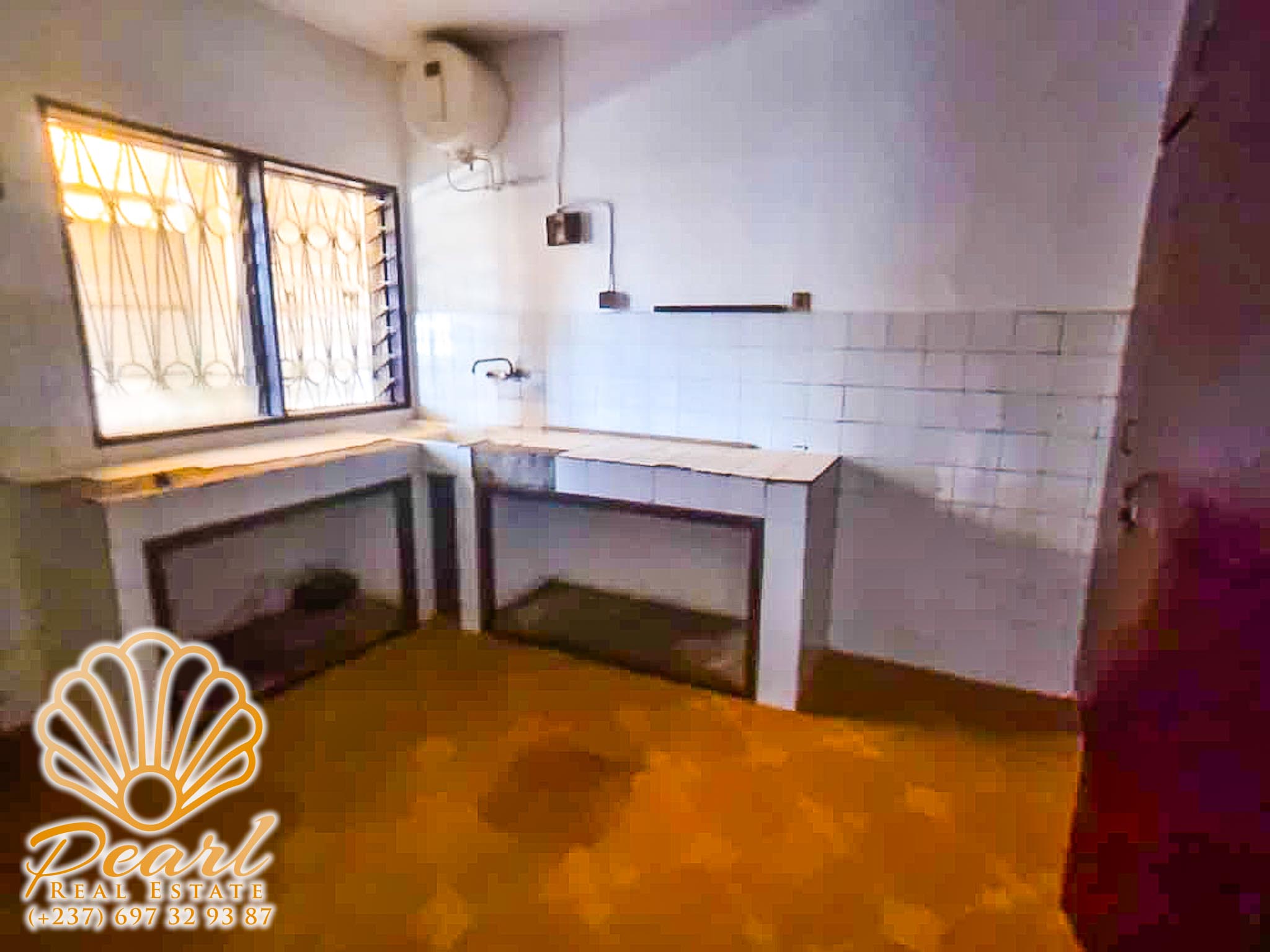 Maison (Villa) à louer - Yaoundé, Bastos, Nouvelle route Bastos - 1 salon(s), 3 chambre(s), 3 salle(s) de bains - 400 000 FCFA / mois