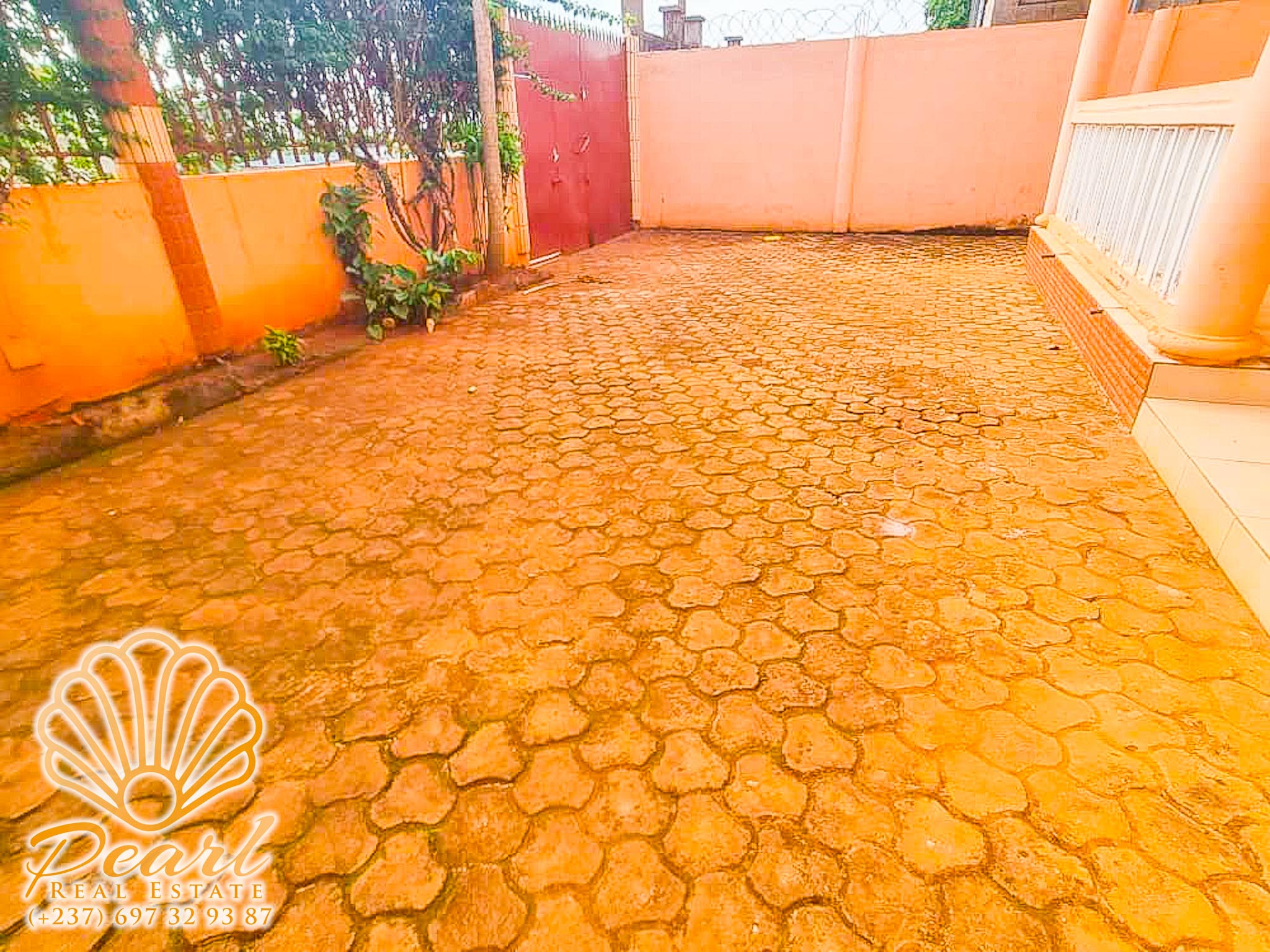 Maison (Villa) à louer - Yaoundé, Emana, Borne fontaine - 2 salon(s), 4 chambre(s), 4 salle(s) de bains - 300 000 FCFA / mois