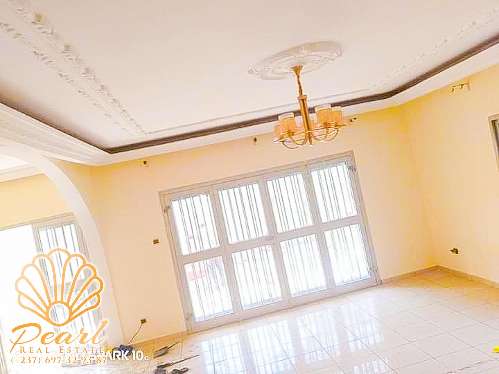 Maison (Duplex) à louer - Yaoundé, Mfandena, Omnisports - 2 salon(s), 4 chambre(s), 5 salle(s) de bains - 600 000 FCFA / mois