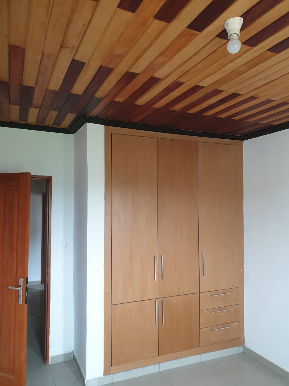 Apartment to rent - Douala, Lendi, Entree Ndogmbe, Around  chefferie 
 Lendi - 1 living room(s), 2 bedroom(s), 2 bathroom(s) - 100 000 FCFA / month