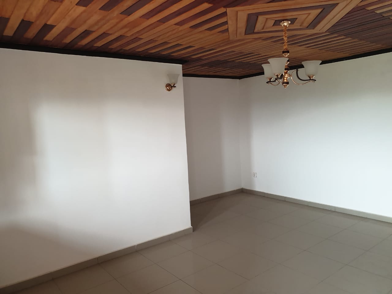 Apartment to rent - Douala, Lendi, Entree Ndogmbe, Around  chefferie 
 Lendi - 1 living room(s), 2 bedroom(s), 2 bathroom(s) - 100 000 FCFA / month