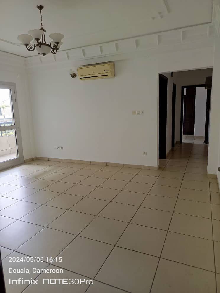 Studio to rent - Douala, Bonapriso, H - 400 000 FCFA / month
