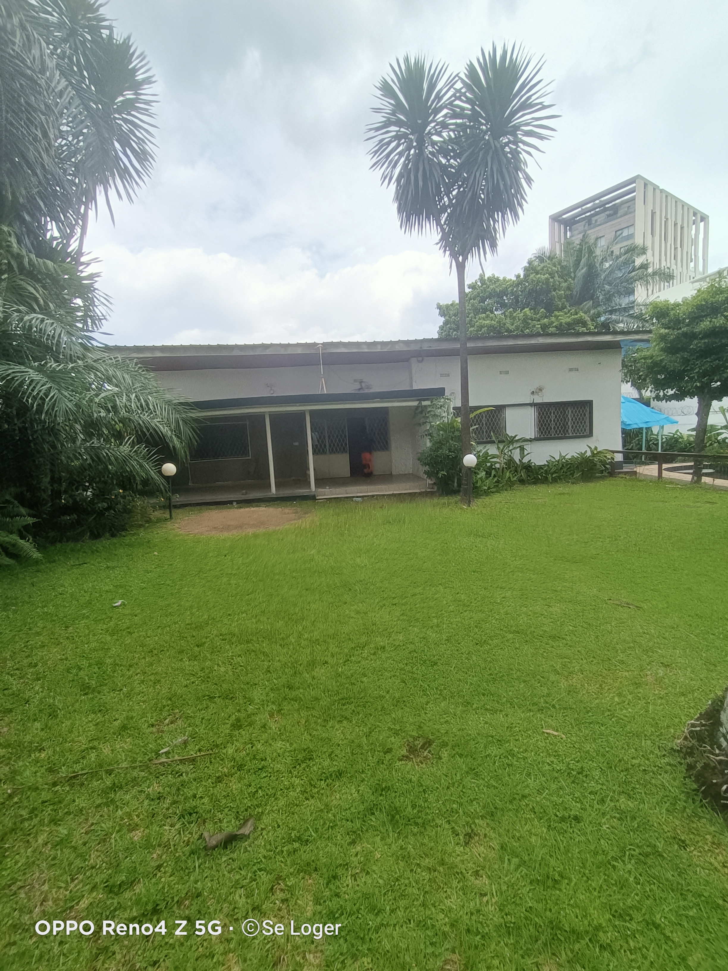 Maison (Villa) à louer - Douala, Bonapriso, H - 1 salon(s), 3 chambre(s), 3 salle(s) de bains - 2 300 000 FCFA / mois