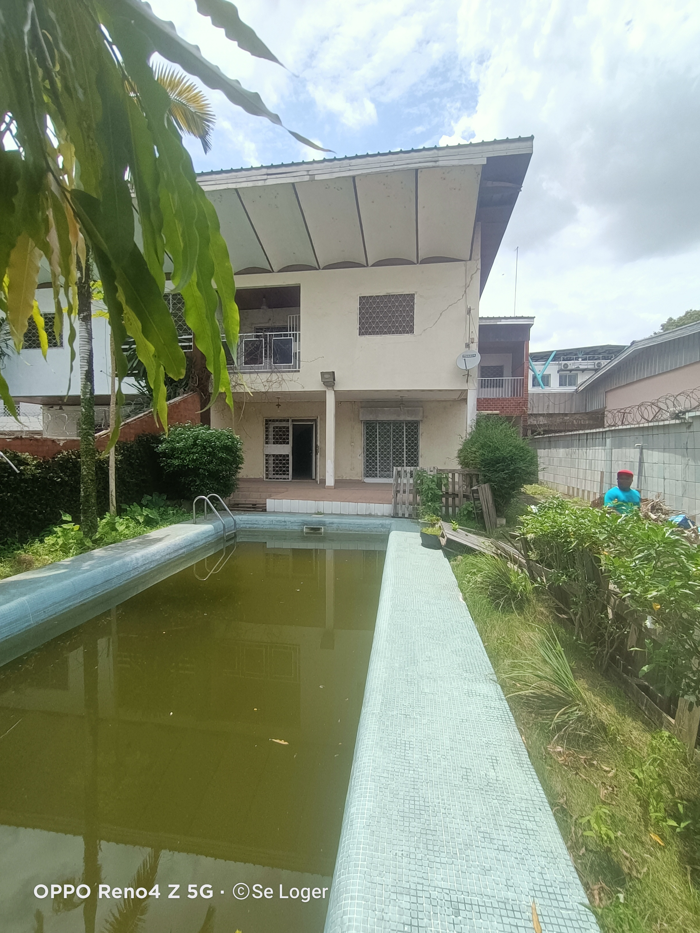 Maison (Duplex) à louer - Douala, Bonapriso, H - 1 salon(s), 5 chambre(s), 3 salle(s) de bains - 2 000 000 FCFA / mois