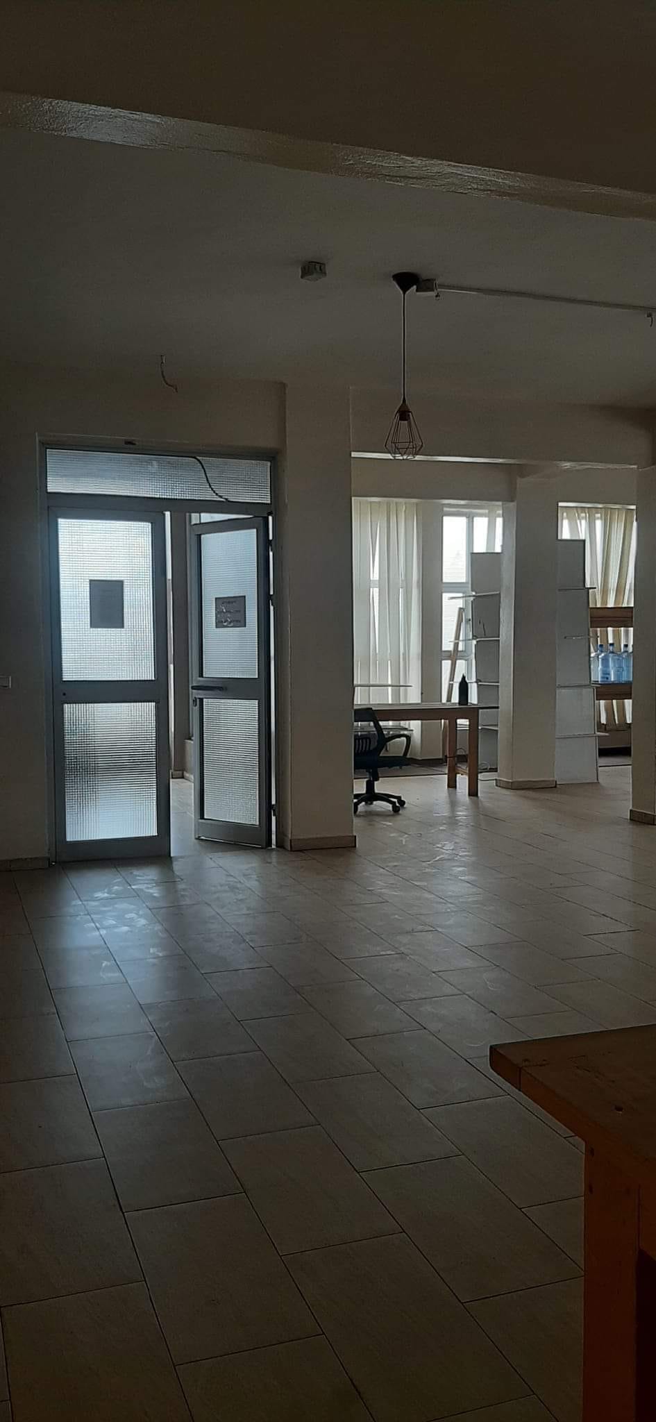 Office to rent at Yaoundé, Centre commercial, centre ville - 340 m2 - 2 300 000 FCFA
