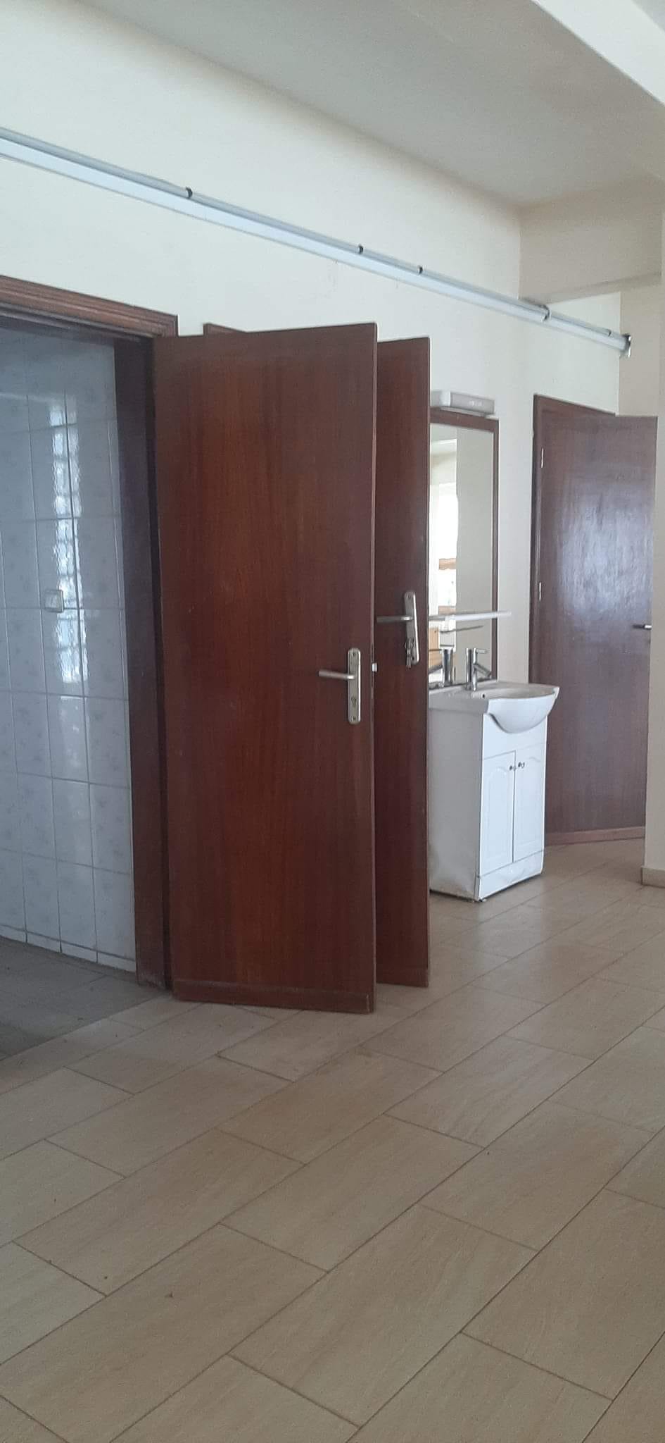 Office to rent at Yaoundé, Centre commercial, centre ville - 340 m2 - 2 300 000 FCFA