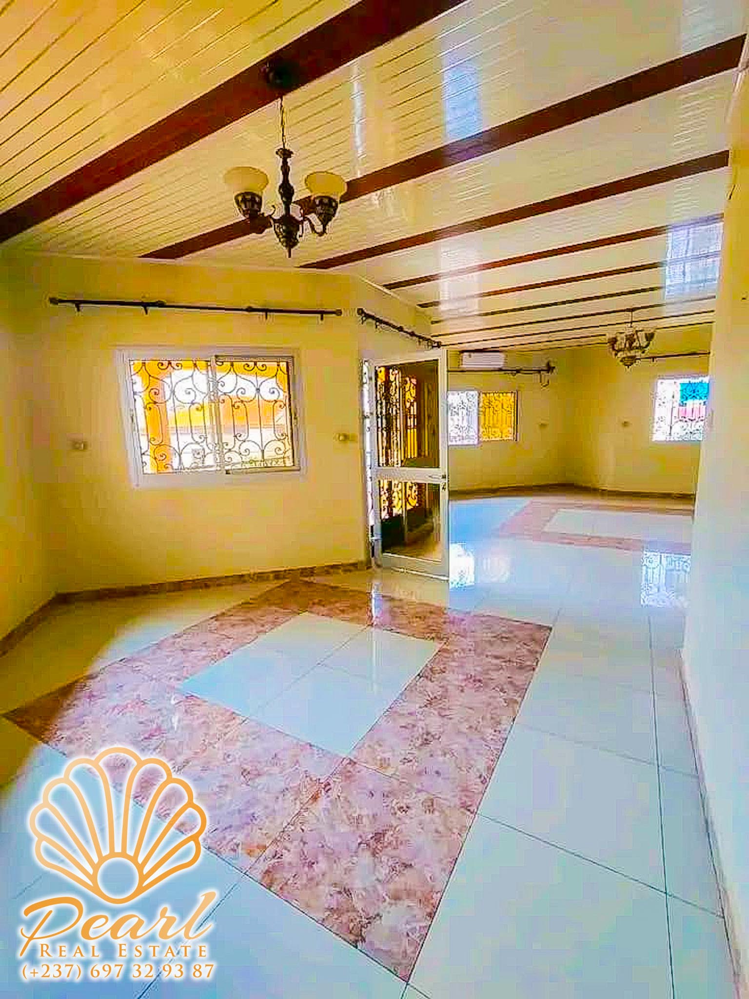 Maison (Villa) à louer - Yaoundé, Emana, Borne Fontaine - 2 salon(s), 4 chambre(s), 3 salle(s) de bains - 400 000 FCFA / mois